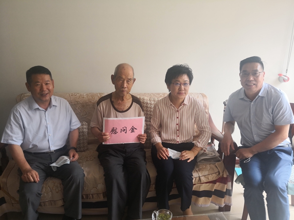 山東三箭集團(tuán)走訪(fǎng)慰問(wèn)離休老干部頒發(fā)“光榮在黨50年”紀(jì)念章