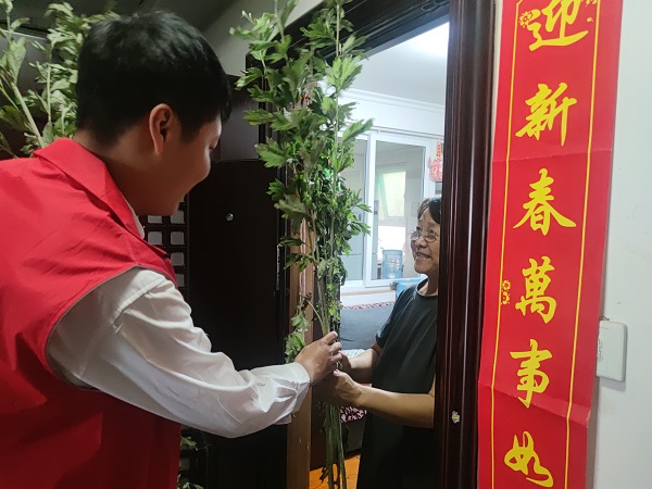 艾葉飄香 濃情端午，三箭物業(yè)開展送艾草活動